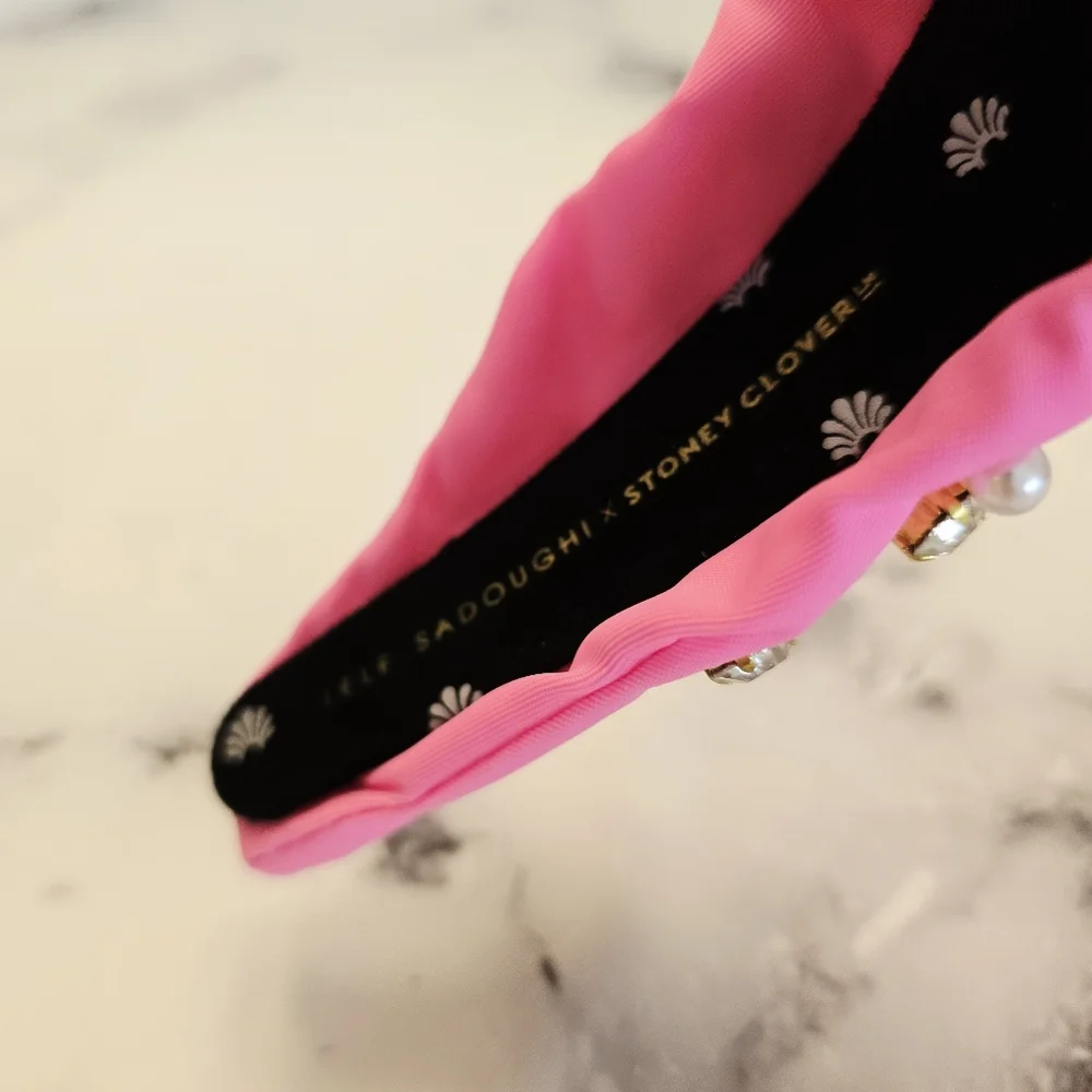 LELE SADOUGHI X STONEY CLOVER BUBBLEGUM PEARL & CRYSTAL HEARTS KNOTTED HEADBAND